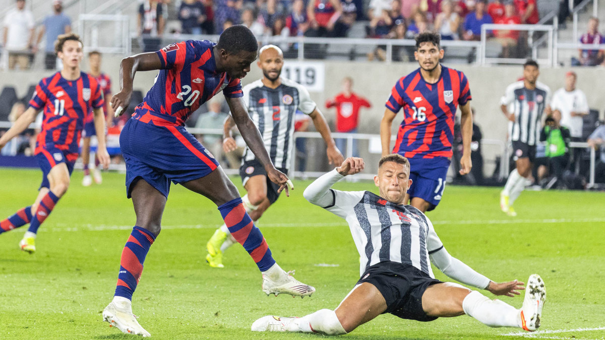 Tim Weah shoots on goal for the USA vs. Costa Rica